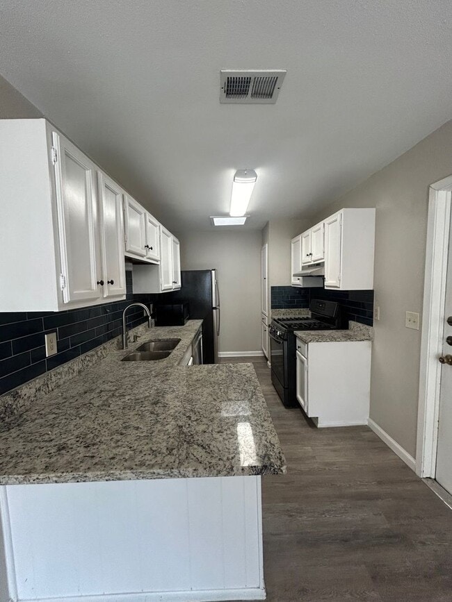 Building Photo - Remodeled 3 Bedroom 2 Bath  with cute back...