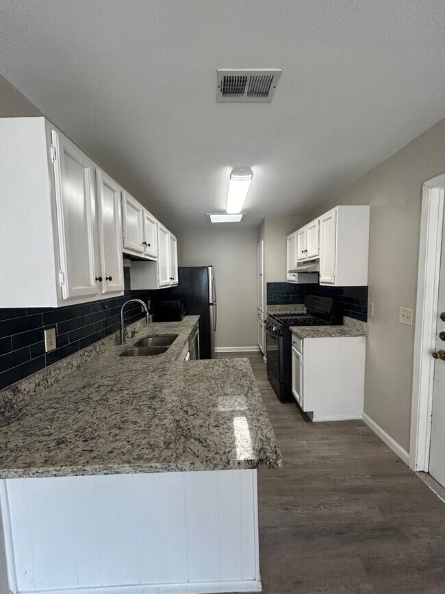 Foto del edificio - Remodeled 3 Bedroom 2 Bath  with cute back...