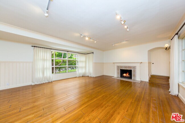 Building Photo - 1290 Sunset Plaza Dr