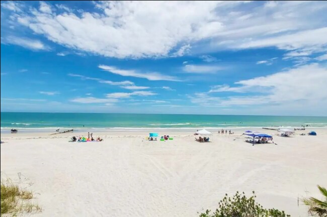 Foto del edificio - Stunning 1-Bedroom Condo in Seminole – Just 5 Minutes from the Beach!