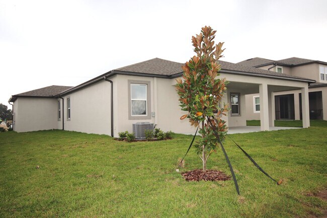 Building Photo - LIKE NEW! 3 bed 2 bath home with 3 car gar...