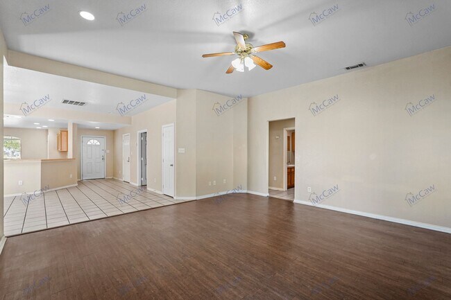 Building Photo - Cute 3/2/2 in Dallas!