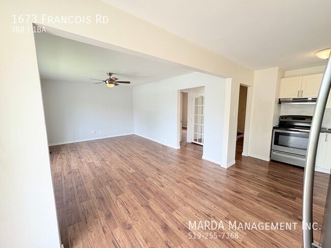 Building Photo - 3 BED 1 BATH EAST SIDE BUNGALOW PLUS HYDRO...