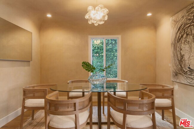 Foto del edificio - 8817 Ashcroft Ave