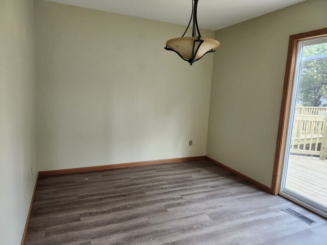 Building Photo - 301 King St