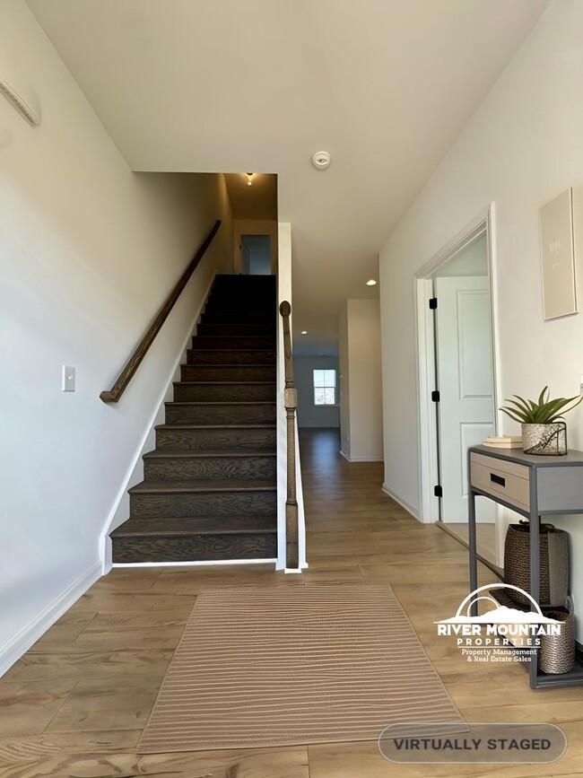 Building Photo - Newly Built End-Unit Townhome in Blacksburg