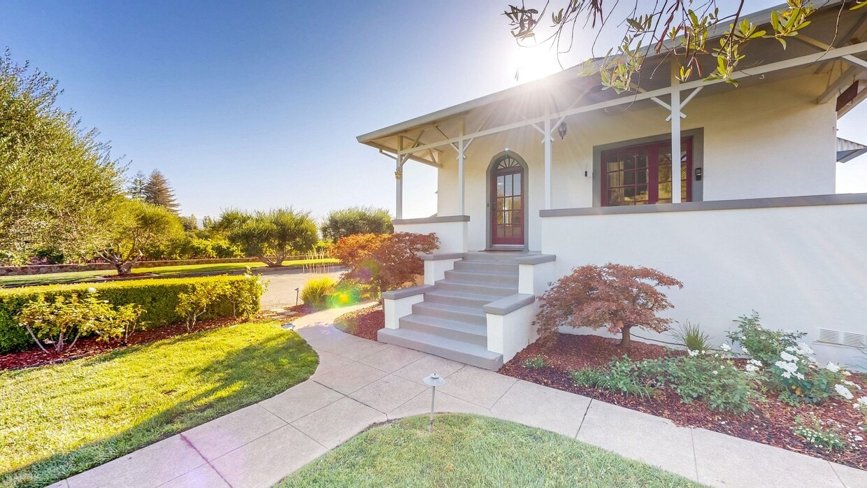 Foto principal - Charming 2 bedroom 1.5 bath plus office ho...