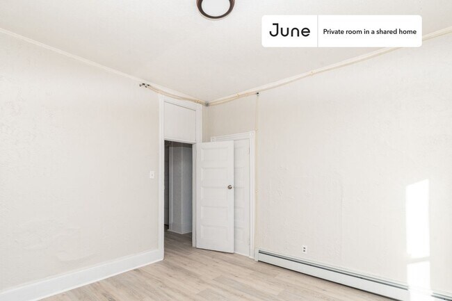 Foto del edificio - Private bedroom in 4 bed/1 bath Home