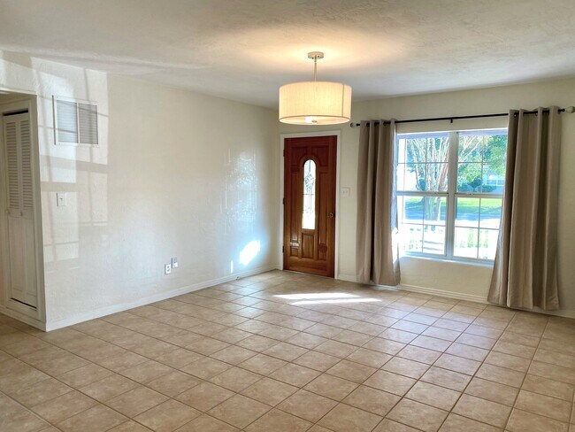 Living Room - 2917 Nancy St
