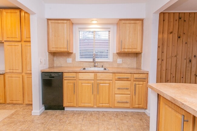 Building Photo - 2 Bedroom House for Rent