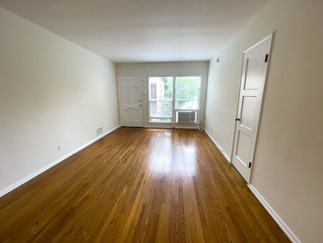 Building Photo - Remodeled Studio in the Heart of Los Feliz | Hardwood Floors | Walk-In Closet | & On-Site Laundry