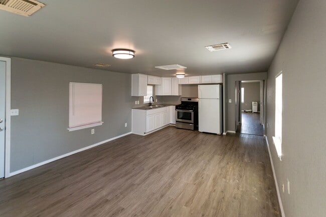 Building Photo - $500 Off First Month's Rent - Charming and...