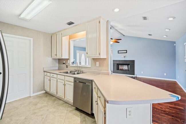 Foto del edificio - WELCOME TO REMINGTON ESTATES - AND A POOL!