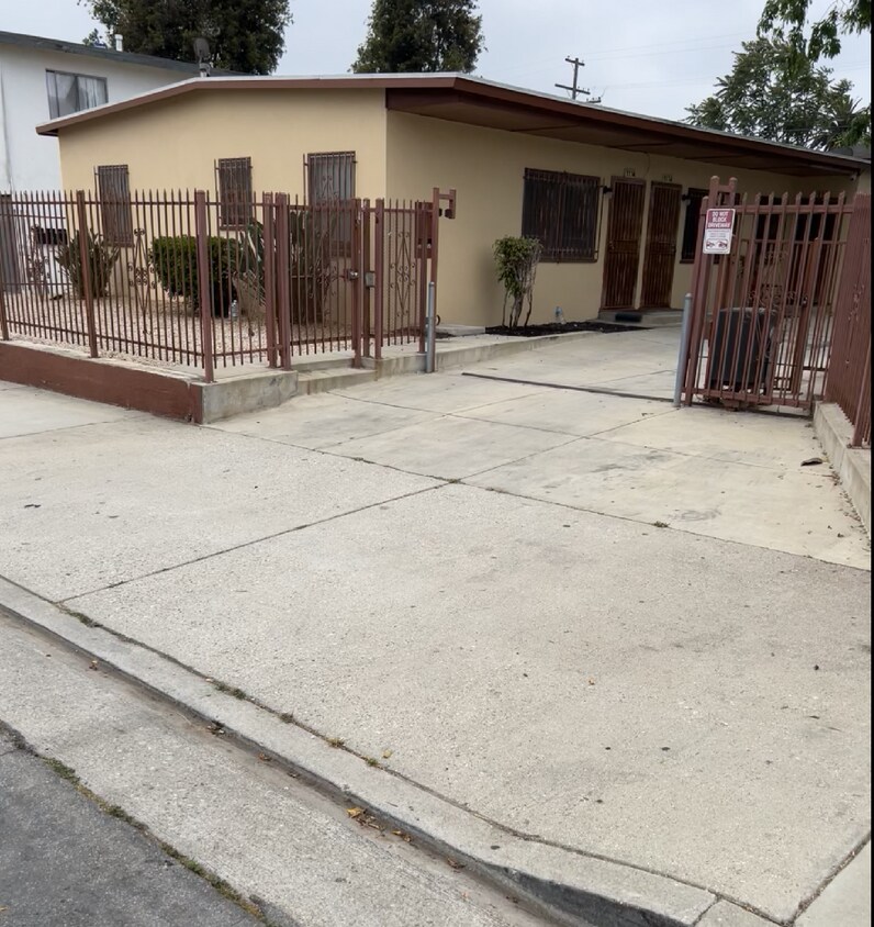 Foto principal - 1116 W 102nd St