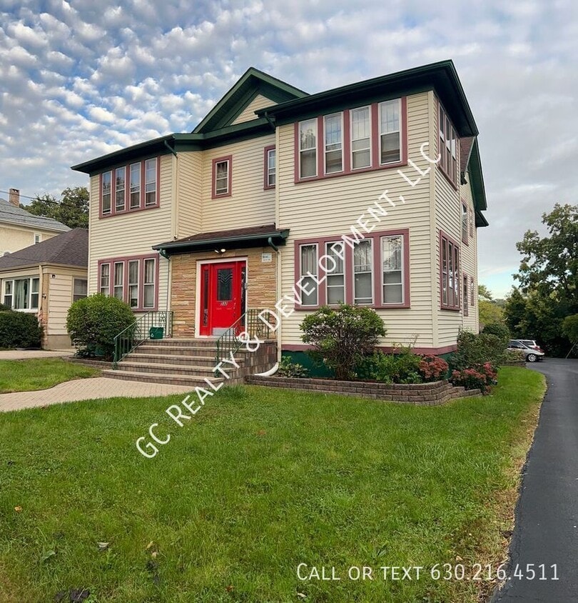 Primary Photo - ***SPACIOUS 2ND FLOOR UNIT / 2 BR - 1 BTH ...