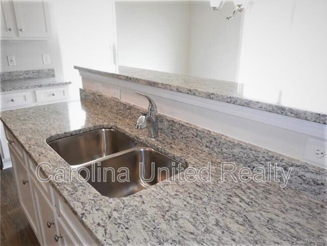 Building Photo - 2219 Latimer Ln