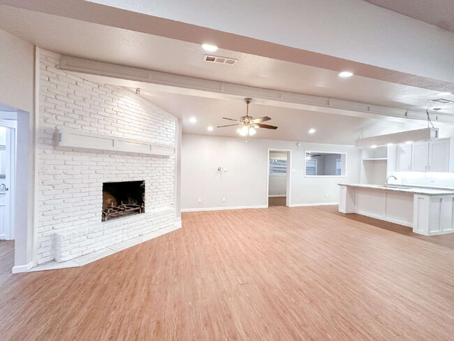 Foto del edificio - Spacious Living & Modern Upgrades