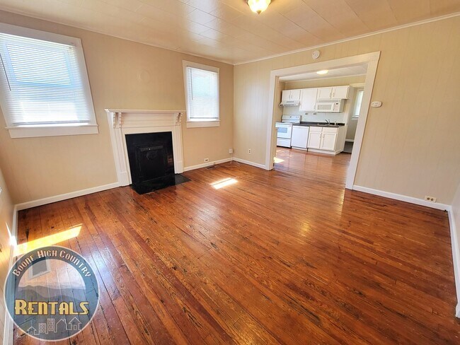 Building Photo - Beautiful 2bd/1ba Home In Downtown Lenoir
