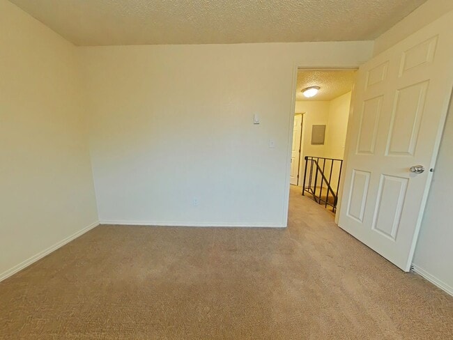 Building Photo - 2 Bedroom Apartment ~ South Corvallis ~ Sm...