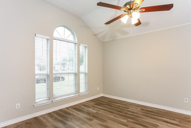 Building Photo - 421 Pin Oak Ln