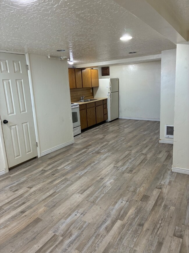 Building Photo - 1311 Hansen Ave