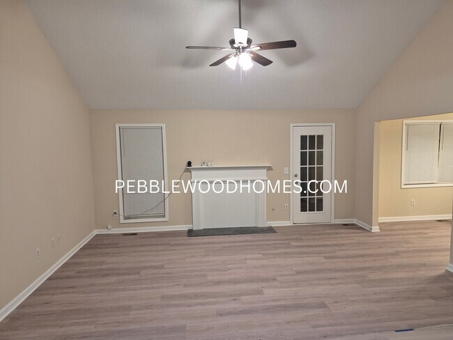 Amplia sala de estar abierta - 2599 Candler Way SW