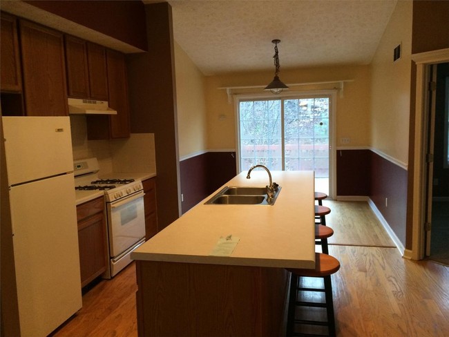 Building Photo - 440 Lakeview Dr