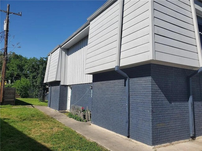 Building Photo - 302 Carmen Ct