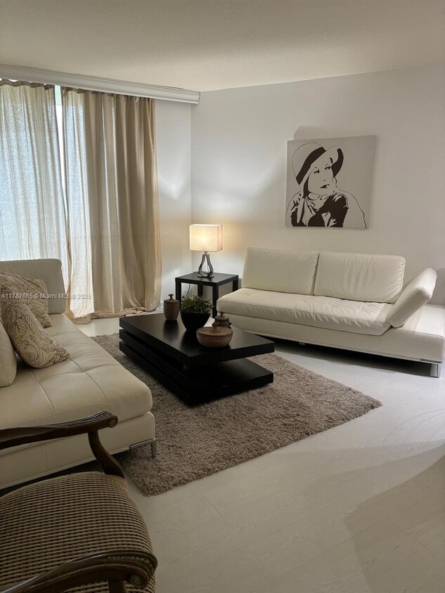 Foto principal - 19501 W Country Club Dr