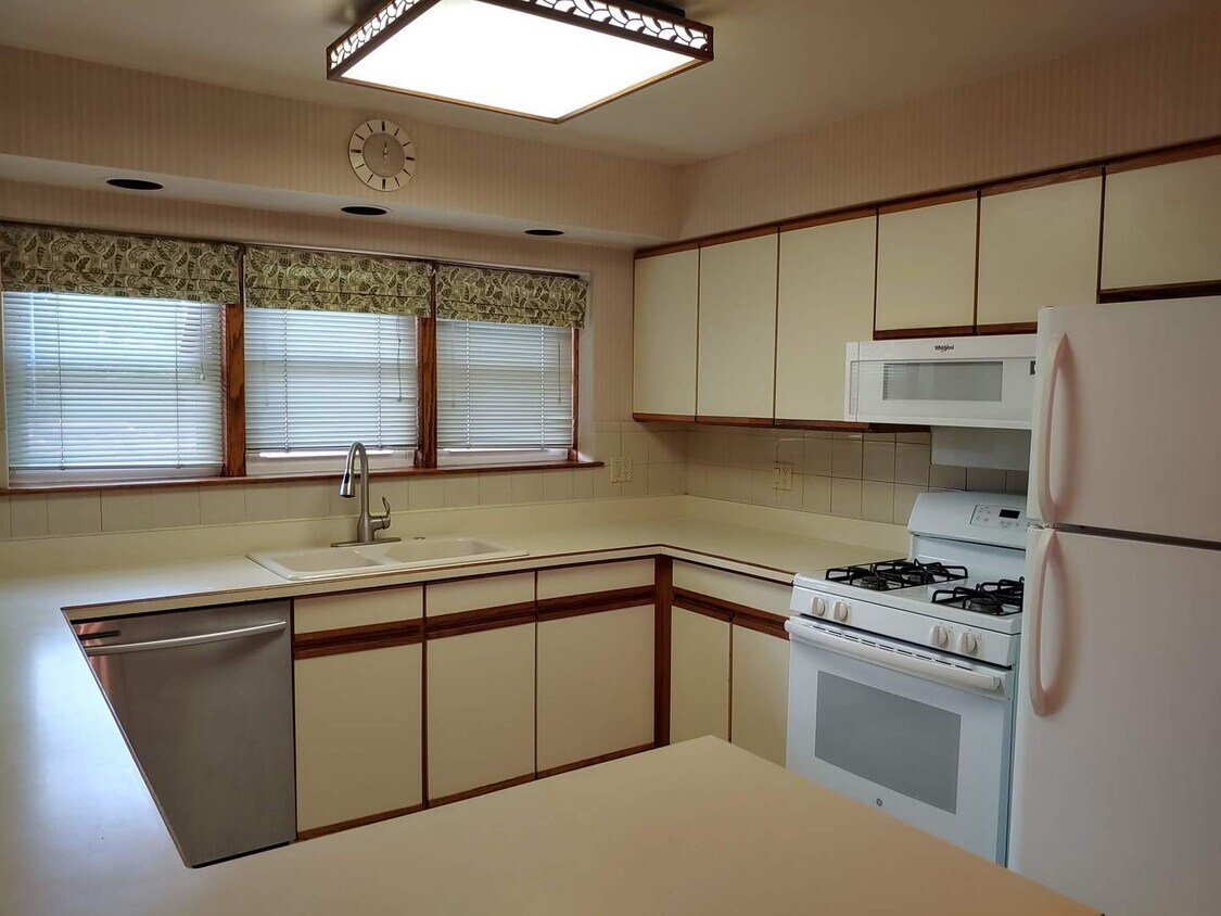 Primary Photo - 6800 N Overhill Ave