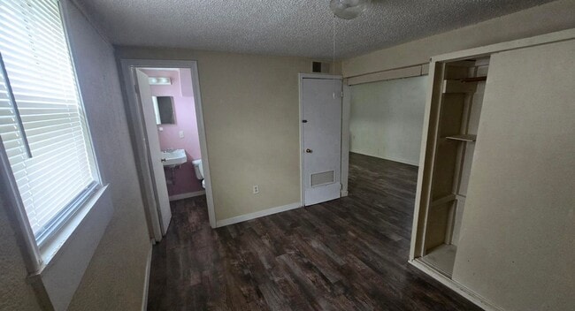 Building Photo - Charming 1-Bedroom Apartment in a Quaint Small Town!