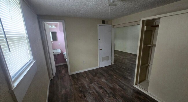 Foto del edificio - Charming 1-Bedroom Apartment in a Quaint Small Town!