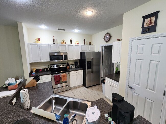 Building Photo - Fully Furnished 2 Bedroom 2 Bath Townhome ...