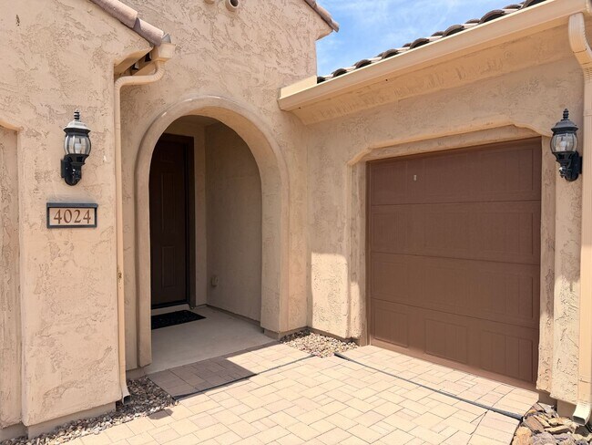Building Photo - 2 Bed 2 Bath + Den Long-Term Rental in Anthem at Merrill Ranch!