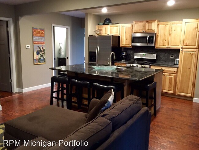Building Photo - 2 br, 1.5 bath House - 1200 Wolcott