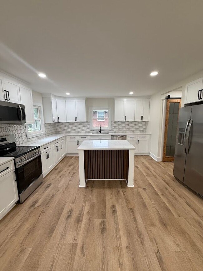 Foto del edificio - 5 Bed 3 bath in Atlanta!