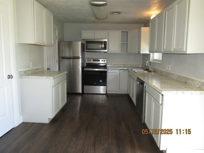 Building Photo - Lovely 3 bedroom 1 1/2 bath Pet friendly home