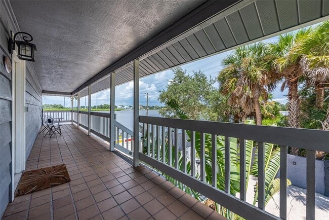 Foto del edificio - 9901 Bay Dr