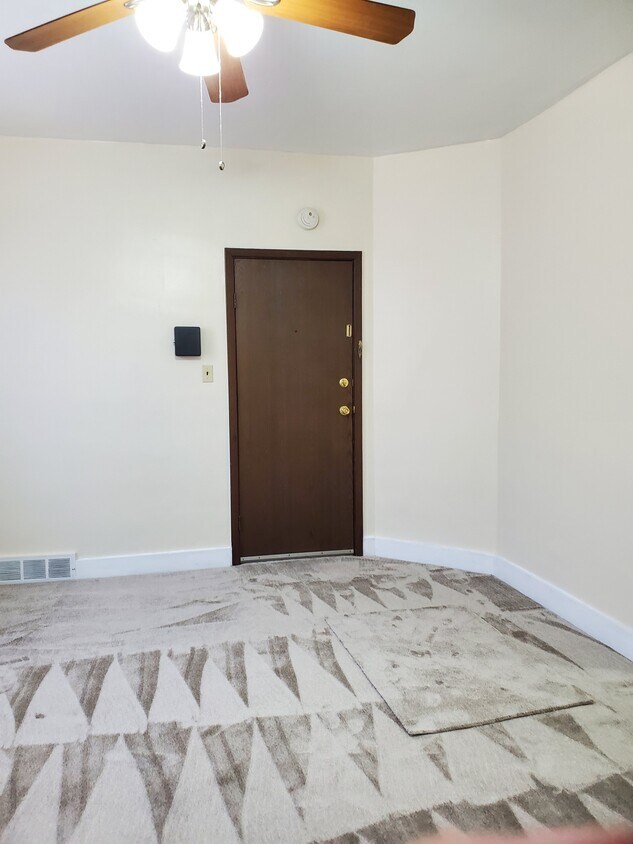 15x18 living room w/ new carpeting and paint - 433 Maplewood Ave