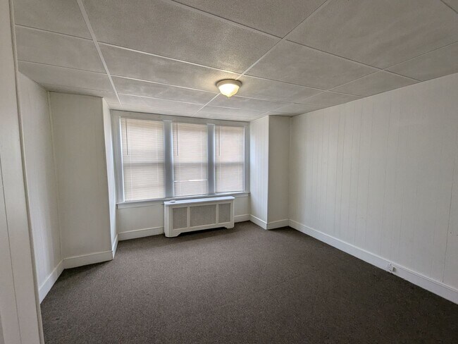 Building Photo - Large Home on a Quiet Street - Torresdale