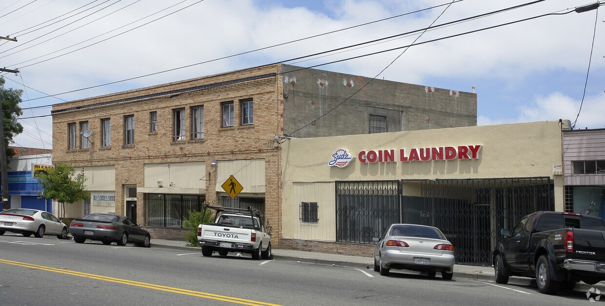 Building Photo - 5842 Walnut St