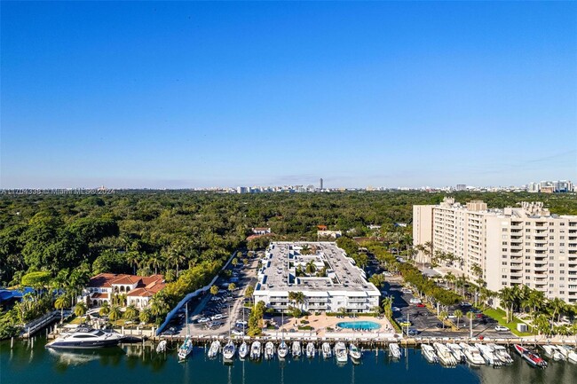 Foto del edificio - 100 Edgewater Dr