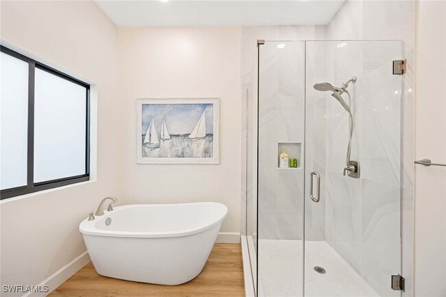 Foto del edificio - 571 Park Shore Dr