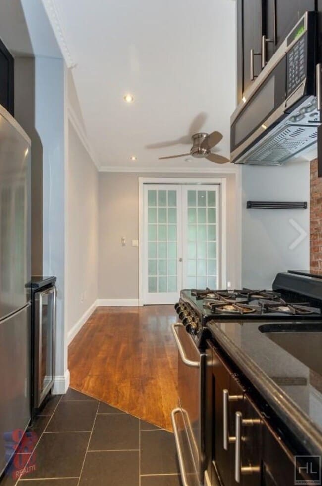 Building Photo - RIDGE ST.