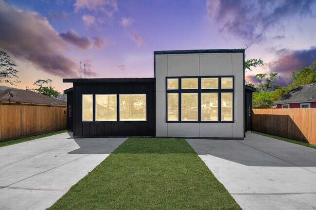 Foto del edificio - 8106 Locksley Rd