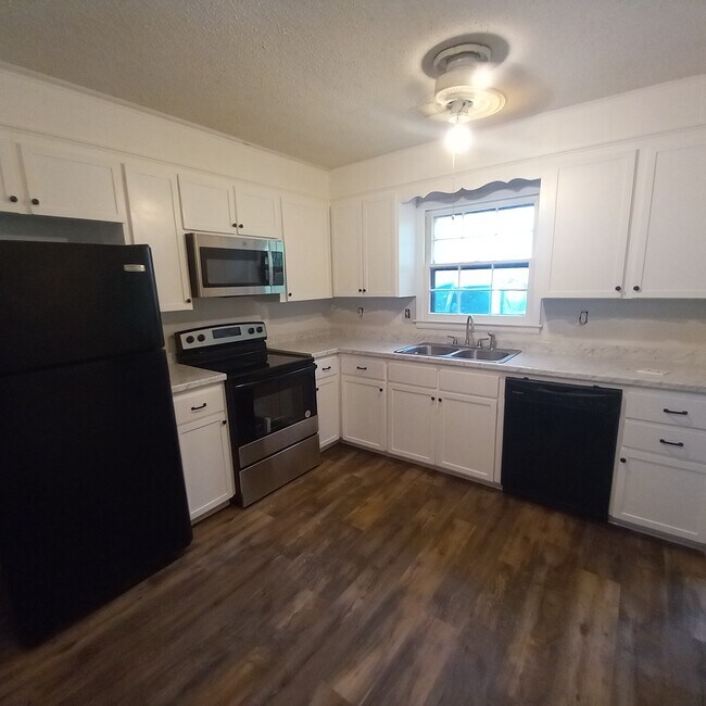 Kitchen - 10417 White Pine Rd