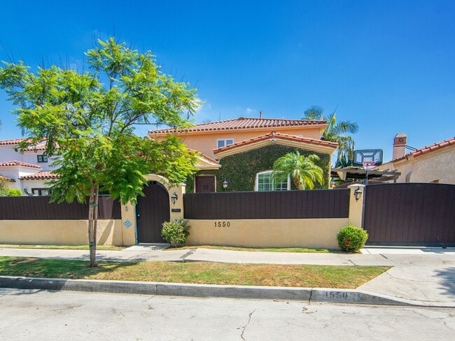 Building Photo - 6 Bedroom Single Family Home in Los Angeles