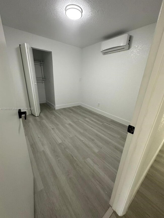 Foto del edificio - 1090 NW 77th St