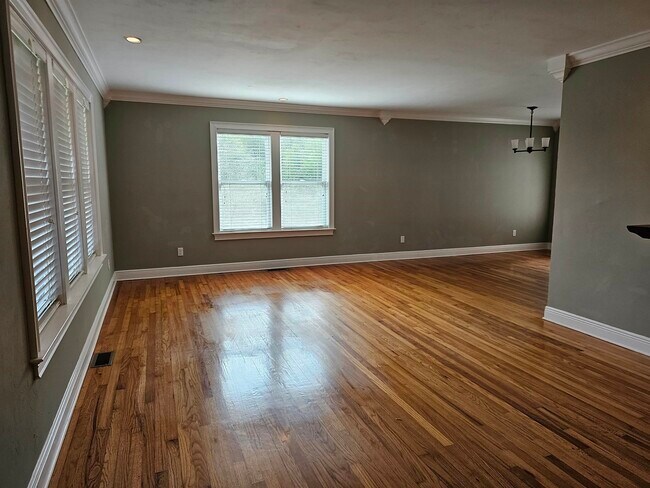 Building Photo - 850 Brookwood Dr