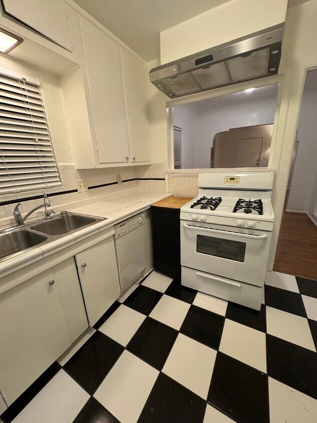 Foto principal - Cute 2 bedroom cottage, with hardwood floors & washer/dryer.